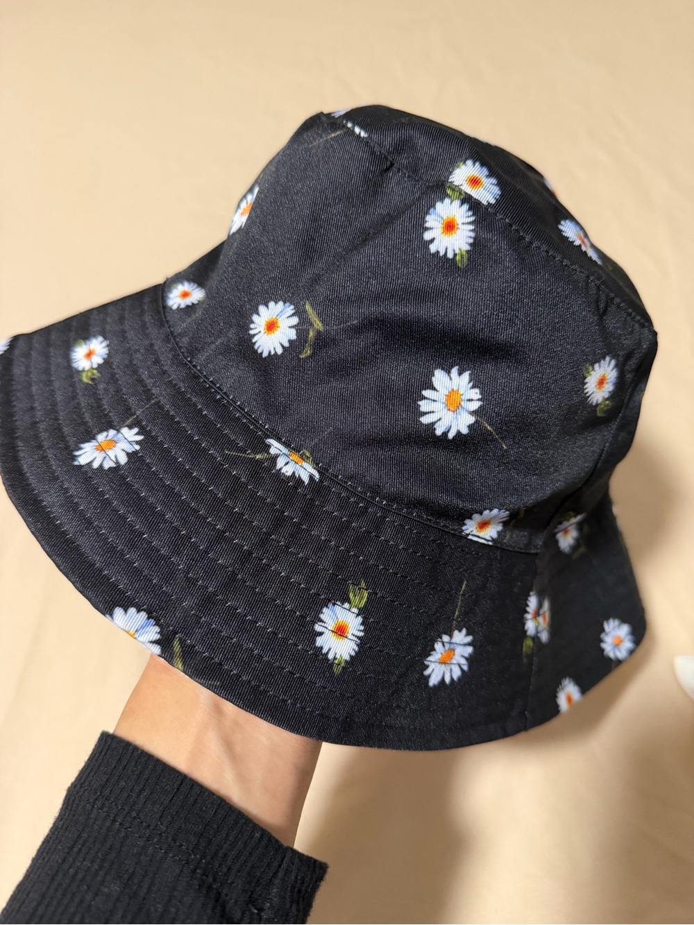 Alice + Olivia Black Daisy Flower Print REVERSIBLE Bucket Hat